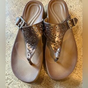 Aetrex Women's Metallic Rita Sandals,size 10 runs small